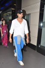 Akshay Kumar snapped at the airport in Mumbai on 30th July 2013 (8).JPG